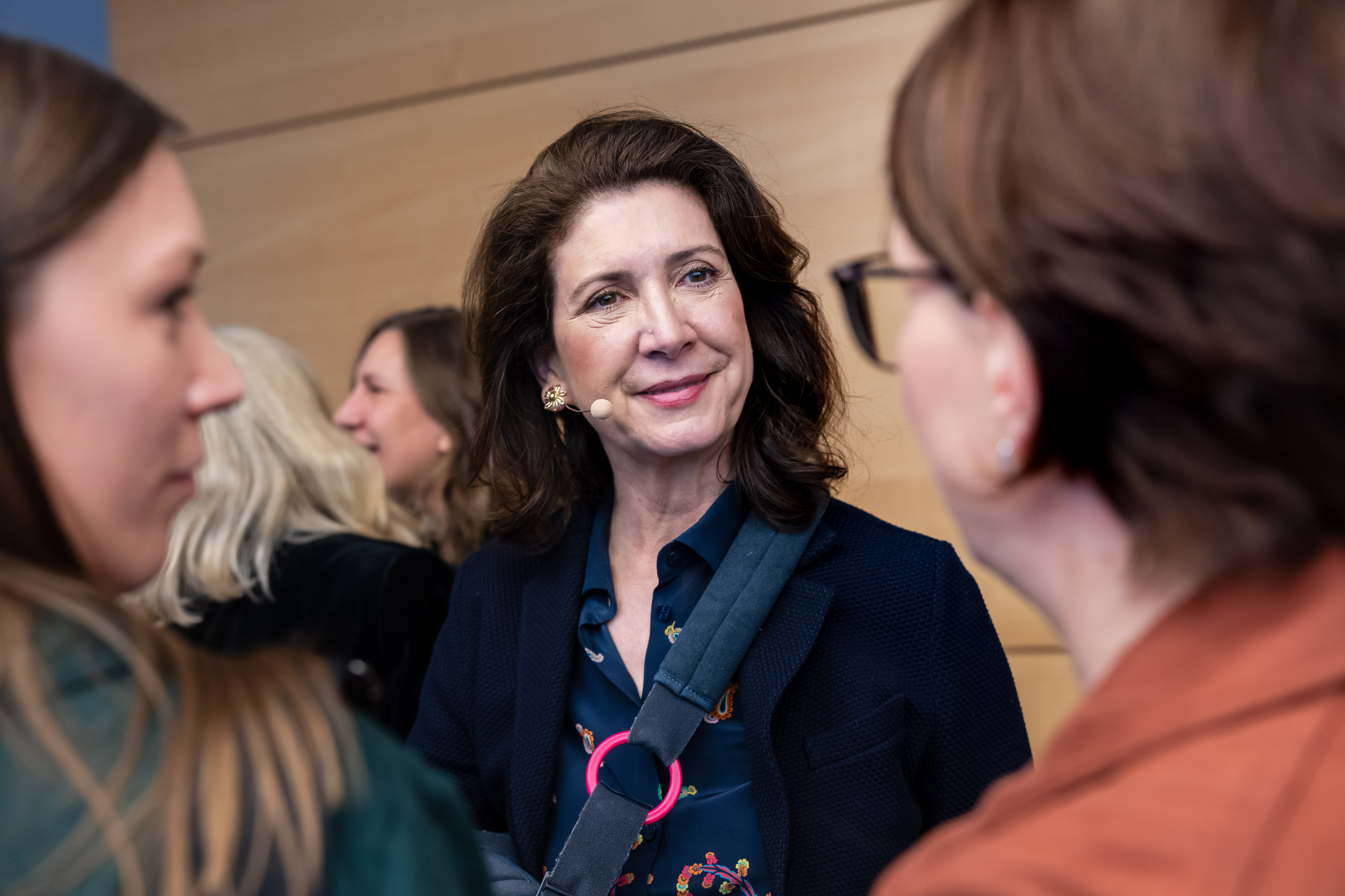 CEO und FKi-Gründerin Barbara Lutz (Mitte) im Austausch mit dem Würth Elektronik eiSos Team: Kira Maske, Diversity Manager (links) und Silvana Knorr, Excellence Manager (rechts).