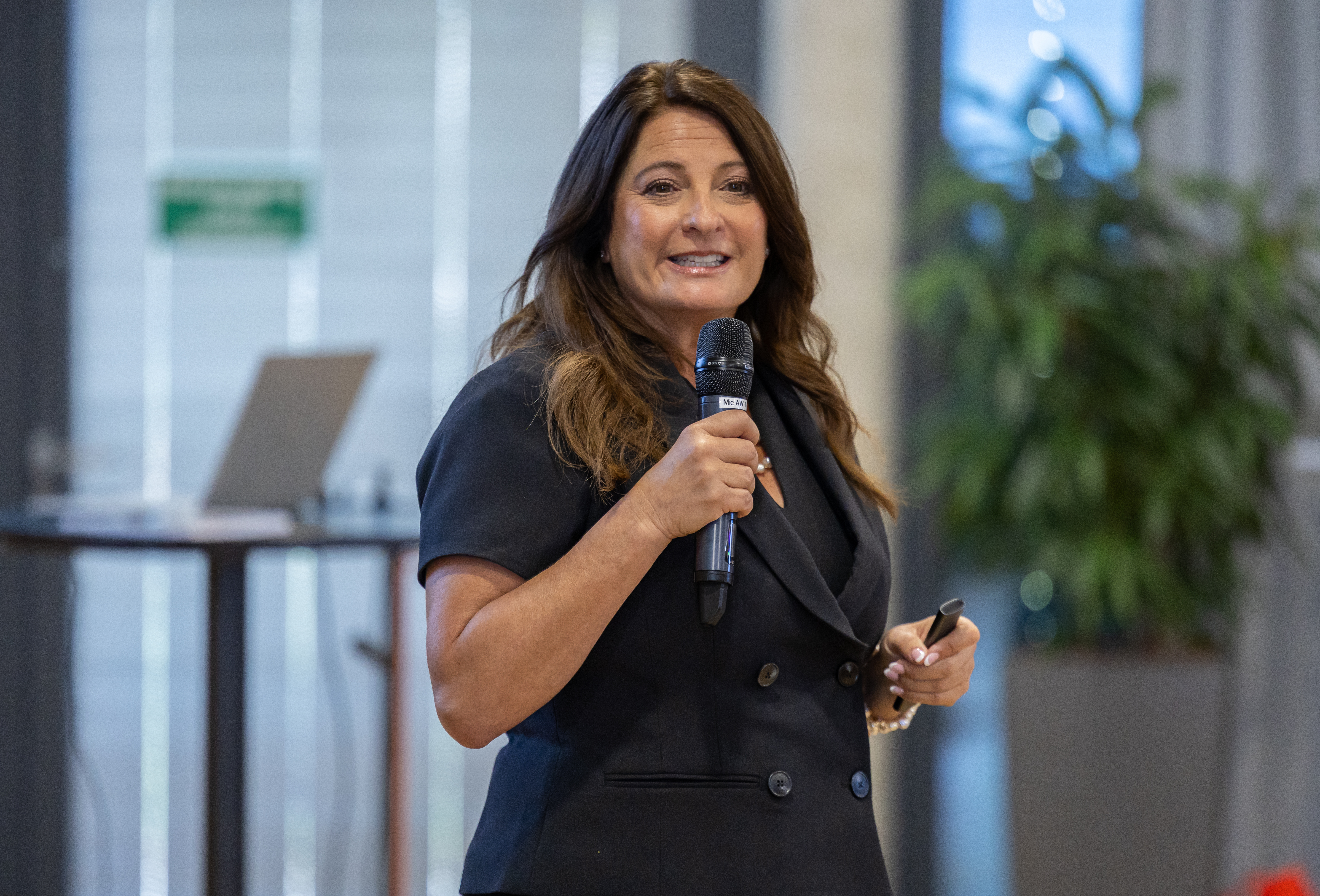 Jackie Mattox, Gründerin, Präsidentin und CEO von WE United, war zu Gast bei Würth Elektronik.