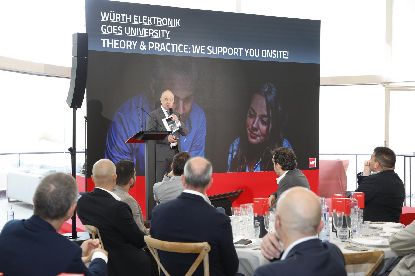 Alexander Gerfer, CTO bei der Würth Elektronik eiSos Gruppe, sprach über die Unterstützung von Universitäten.