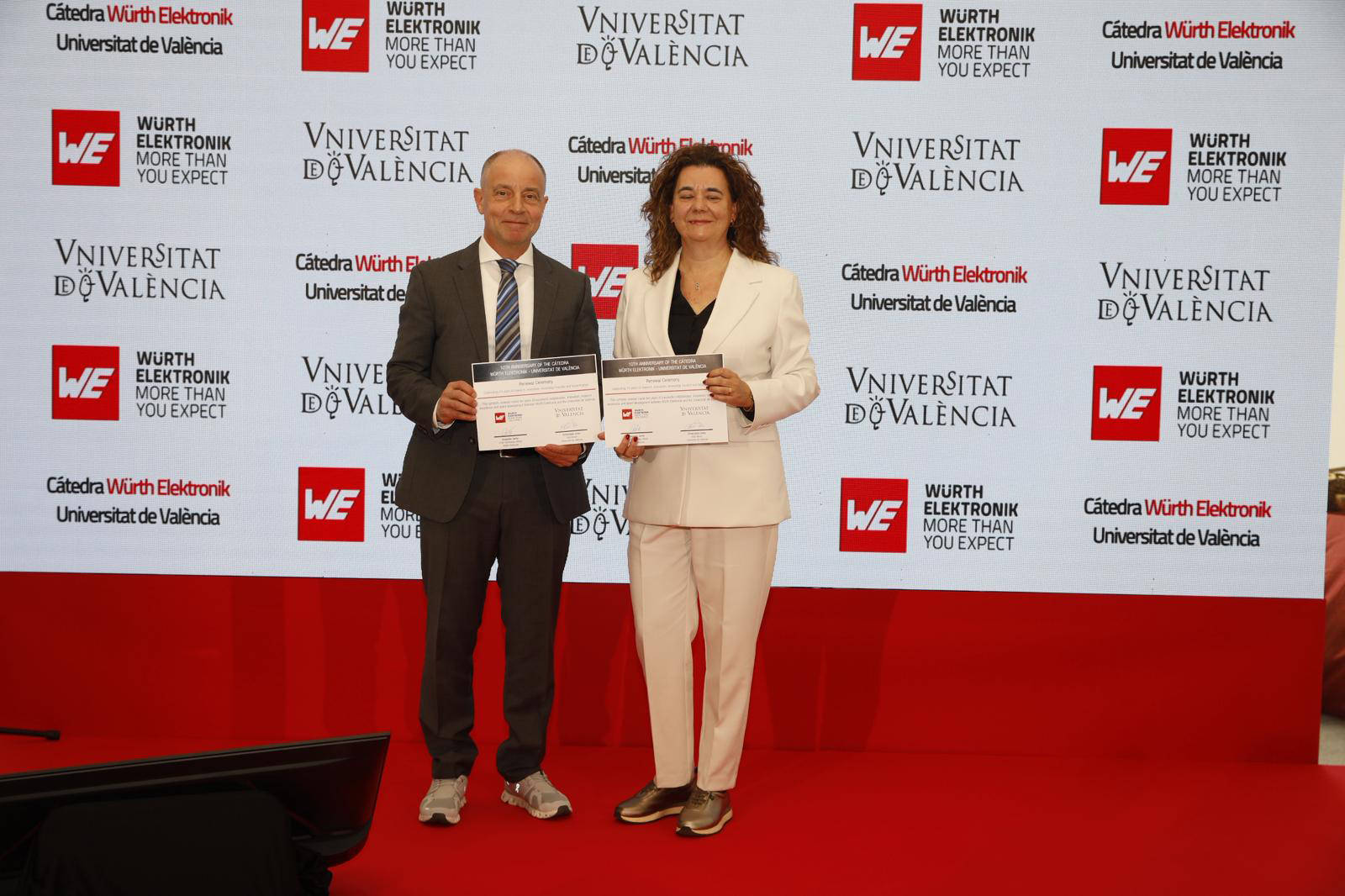 Alexander Gerfer, CTO of the Würth Elektronik eiSos Group (left), together with Inmaculada Coma, Vice Rector of the Universitat de València