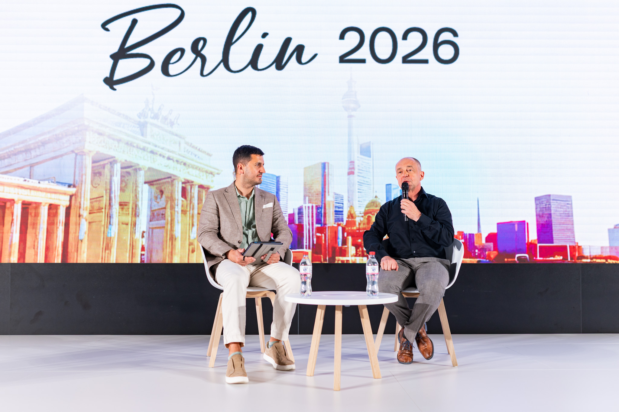 Auf der GITEX AI Europe 2026 diskutierte Alexander Gerfer, CTO bei der Würth Elektronik eiSos Gruppe (rechts), mit Moderator Massimo Marioni, vormals Editor bei Fortune, wo die realen Grenzen des Ausbaus künstlicher Intelligenz liegen.