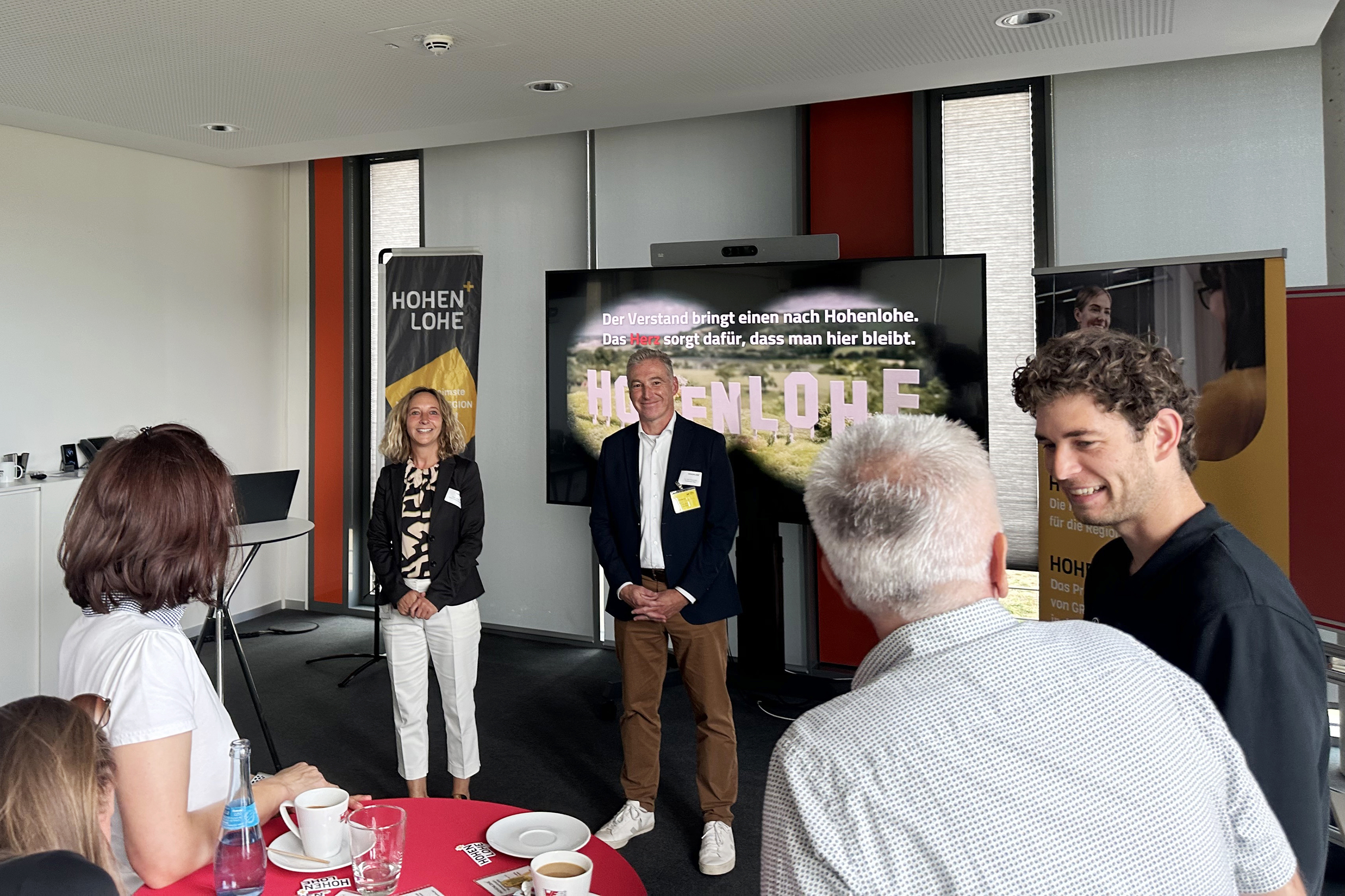 Anika Sander, Personalmarketing und Employer Branding bei Würth Elektronik eiSos und Dr. Ralf Eisenbeiß, Geschäftsführer von Hohenlohe Plus.